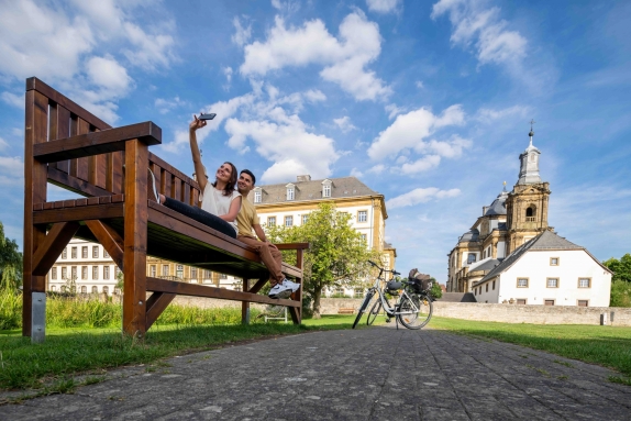 Die Riesenbank vor dem Mauritiusgymnasium in Büren ©Teutoburger Wald Tourismus, P. Gawandtka